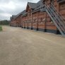wassergebundene wegedecke vor historischen Gebäuden