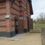 wassergebundene wegedecke vor historischen Gebäuden
